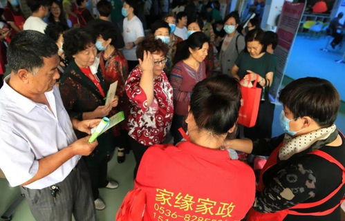 濰坊首個(gè)家政大集圓滿落幕，2000余人齊聚巾幗家政廣場(chǎng)趕集